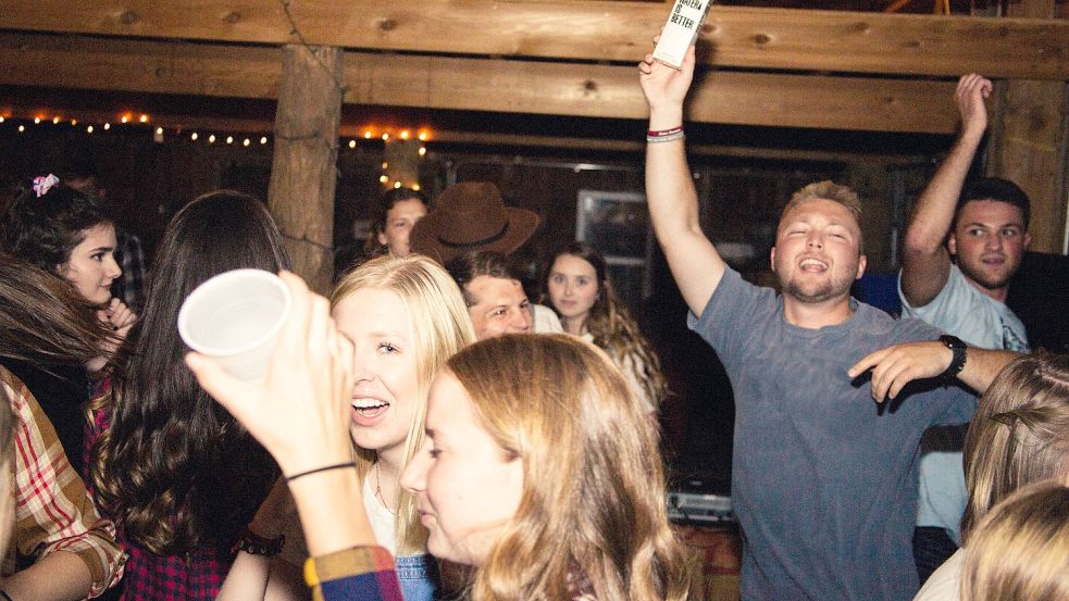 Lieber peinliche Partybilder — oder keine? Foto: Unsplash/Jacob Bentzinger