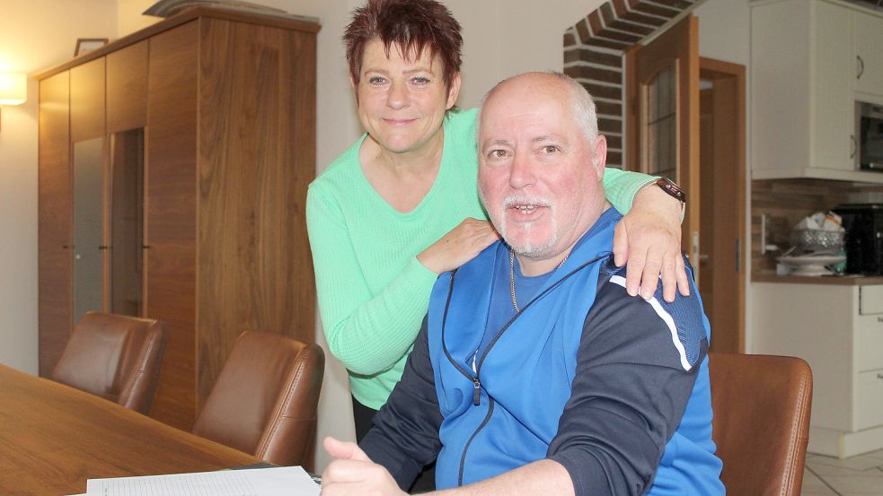 Birgit und Hinrich Peters-Leitschak haben sich 1990 auf dem Auricher Dorfplatz im Carolinenhof kennengelernt. Sie sind seit 30 Jahren verheiratet und kümmern sich besonders um Kinder. Hilfe, die sie nicht an die große Glocke hängen. Foto: Wolf-Rüdiger Saathoff