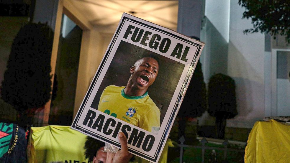 Menschen protestieren vor dem spanischen Generalkonsulat in São Paulo. Foto: Allison Sales/dpa