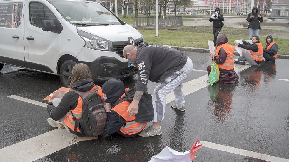 Die Blockaden der Klimaaktivisten der „Letzten Generation“ lassen Autofahrer immer häufiger zur Selbstjustiz greifen. Foto: dpa/ Paul Zinken