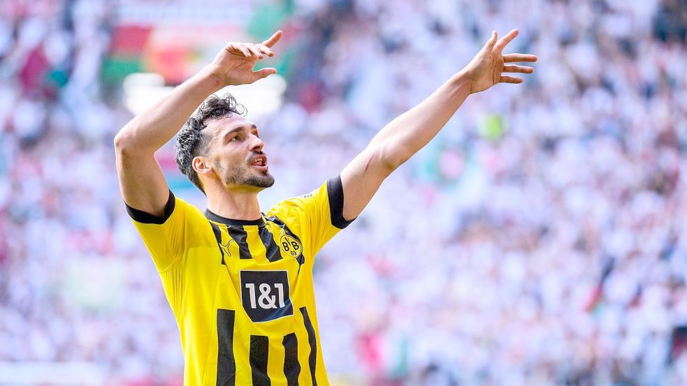 Verteidigt auch in der kommenden Saison für den BVB: Dortmunds Mats Hummels jubelt nach dem Spiel. Foto: Tom Weller/dpa