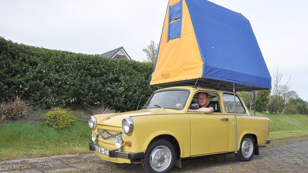 Wiard Remmers mit seinem Trabant 601 samt Dachzelt. Foto: Ullrich