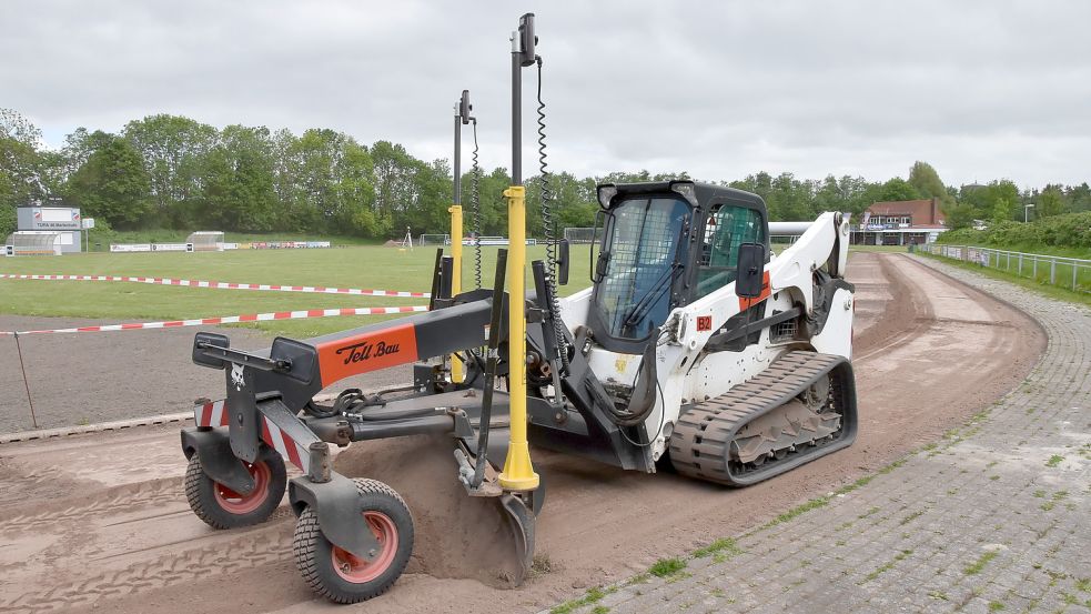 Mit schwerem Gerät wird die oberste Schicht der Laufbahn im Sportzentrum Upgant-Schott abgetragen. Foto: Thomas Dirks