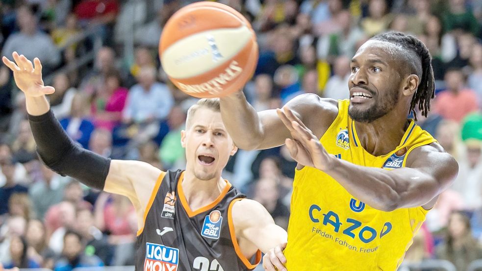 Albas Jaleen Smith (r) kämpft gegen Thomas Klepeisz von Ratiopharm Ulm um den Ball. Foto: Andreas Gora/dpa