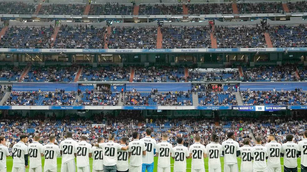 Spieler von Real Madrid tragen Trikots mit dem Namen ihres Mannschaftskameraden Vinicius Junior. Foto: Manu Fernandez/AP/dpa