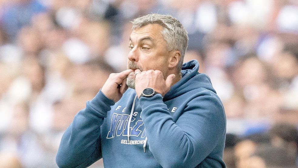 Schalke-Trainer Thomas Reis will mit seinem Team den Abstieg aus der Bundesliga verhindern. Foto: David Inderlied/dpa