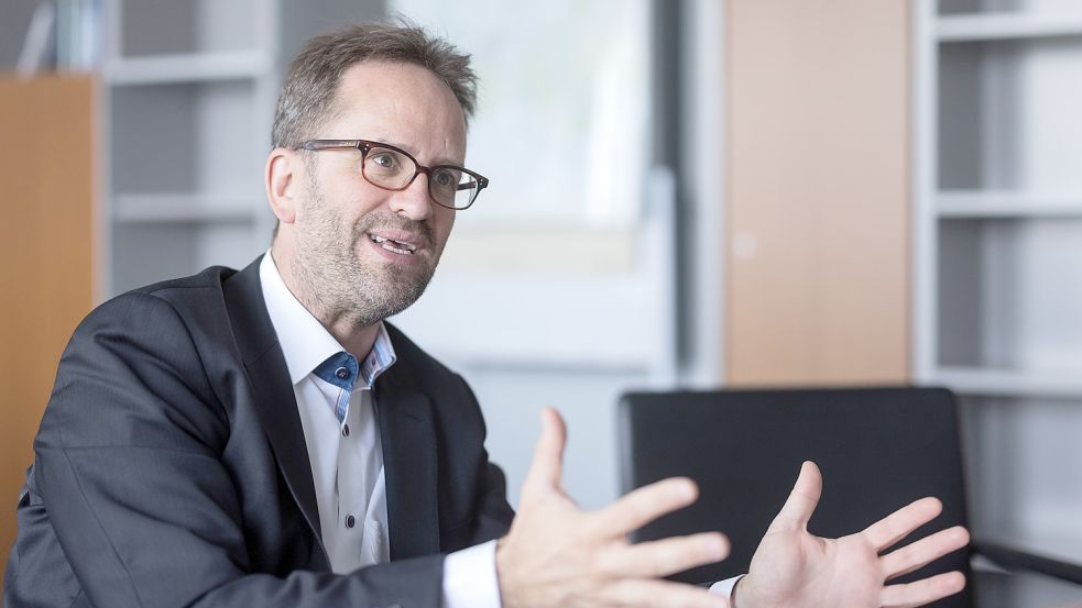Bundesnetzagenturpräsident Klaus Müller hält sich mit einer Prognose zur Entwicklung des Strompreises zurück. Foto: dpa/Rolf Vennenbernd