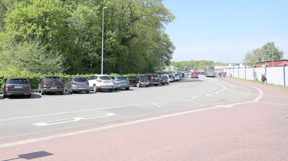 Hinter dem Zaun rechts im Bild liegt das Kreisbahngelände. Dort könnte ein neuer Großparkplatz entstehen. Der ZOB samt Bahnsteig würde an den Wallster Weg verlagert werden. Foto: Romuald Banik