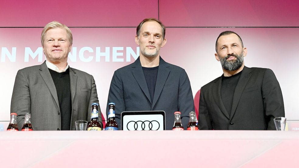 Da war die Bayern-Welt noch in Ordnung: Oliver Kahn (l) und Hasan Salihamidzic (r) präsentierten Ende März Thomas Tuchel als neuen Cheftrainer. Foto: Angelika Warmuth/dpa