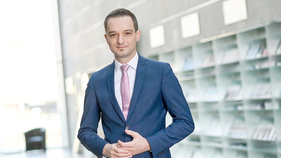 Benjamin Strasser (FDP), Parlamentarischer Staatssekretär, ist für einen Bürokratieabbau im Kampf gegen die Rezession. Foto: Jens Kalaene/dpa-Zentralbild/dpa