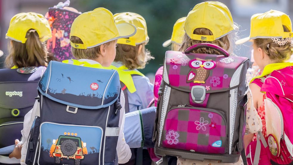 Erstklässler auf dem Weg zur Schule: Nicht alle schulpflichtigen Kinder können dem Unterricht gleich folgen. Der Schulkindergarten bietet ihnen ein Übergangsjahr an. Foto: DPA