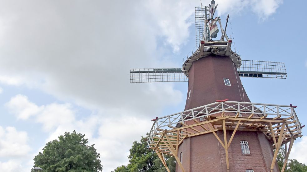 Gut erkennbar sind die aus hellem Eichenholz bestehenden neuen Galerieteile der Mühle in Upgant-Schott. Foto: Thomas Dirks