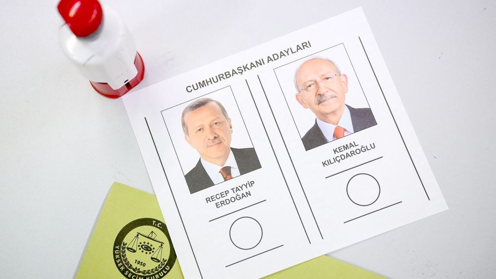 Recep Tayyiper Erdogan (l.) vs. Kemal Kilicdaroglu: Ein Wahlzettel für die türkische Stichwahl um die Präsidentschaft. Foto: Julian Stratenschulte/dpa