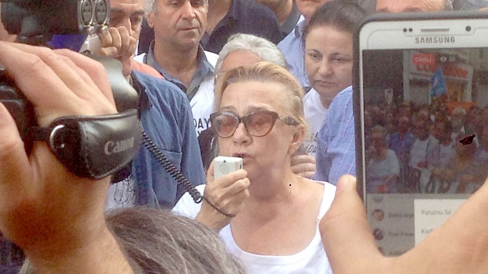 Die Architektin Mücella Yapici (M.) spricht bei einem Protest anlässlich des Jahrestages der Gezi-Proteste. Foto: Linda Say/dpa