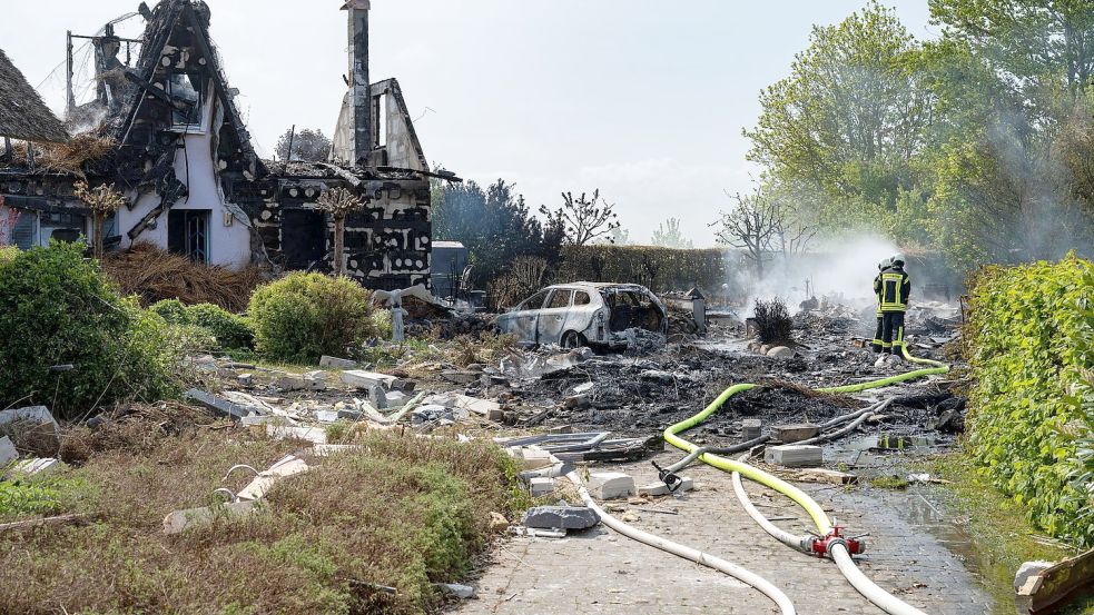 Die Feuerwehr arbeitet am Brandort auf der Insel Rügen. Foto: Stefan Sauer/dpa