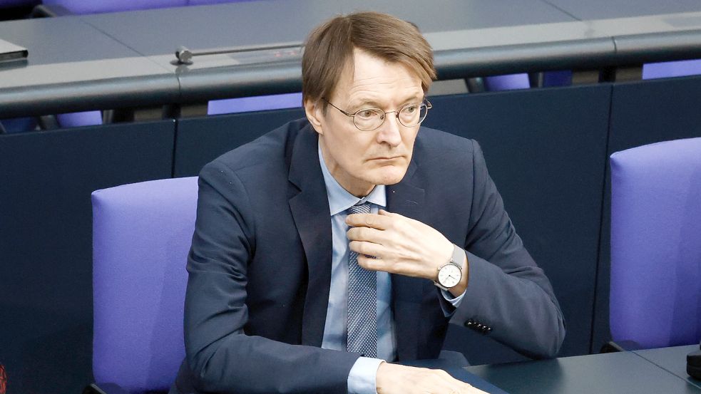 Verwalter des Pflegenotstands: Bundesgesundheitsminister Karl Lauterbach (SPD). Foto: dpa/Carsten Koall