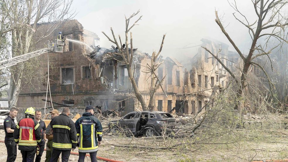 Feuerwehrleute und Rettungskräfte in der Nähe der völlig zestörten Klinik in Dnipro. Foto: J. Daniel Hud/ZUMA/dpa