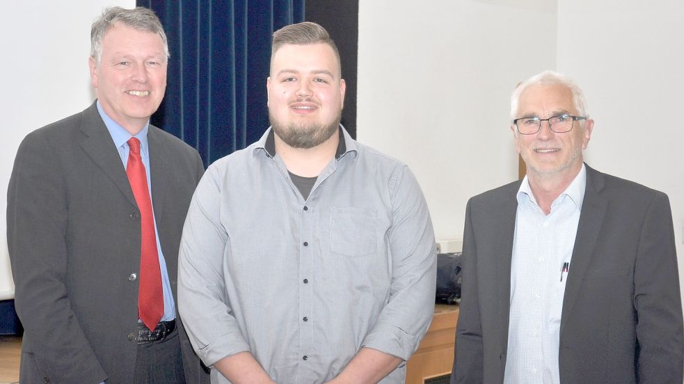 Ratsvorsitzender Arnold Saathoff (rechts) und Bürgermeister Arno Ulrichs (links) begrüßen Hendrik de Vries als neues Ihlower Ratsmitglied. Foto: Kim Hüsing