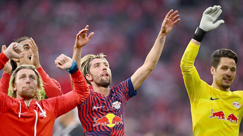 Hoch die Hände - das Zittern hat ein Ende: Der RB Leipzig hat die Champions-League-Qualifikation bereits sicher (im Bild: Emil Forsberg, Yussuf Poulsen, Kevin Kampl und Janis Blaswich). Foto: Tom Weller/dpa