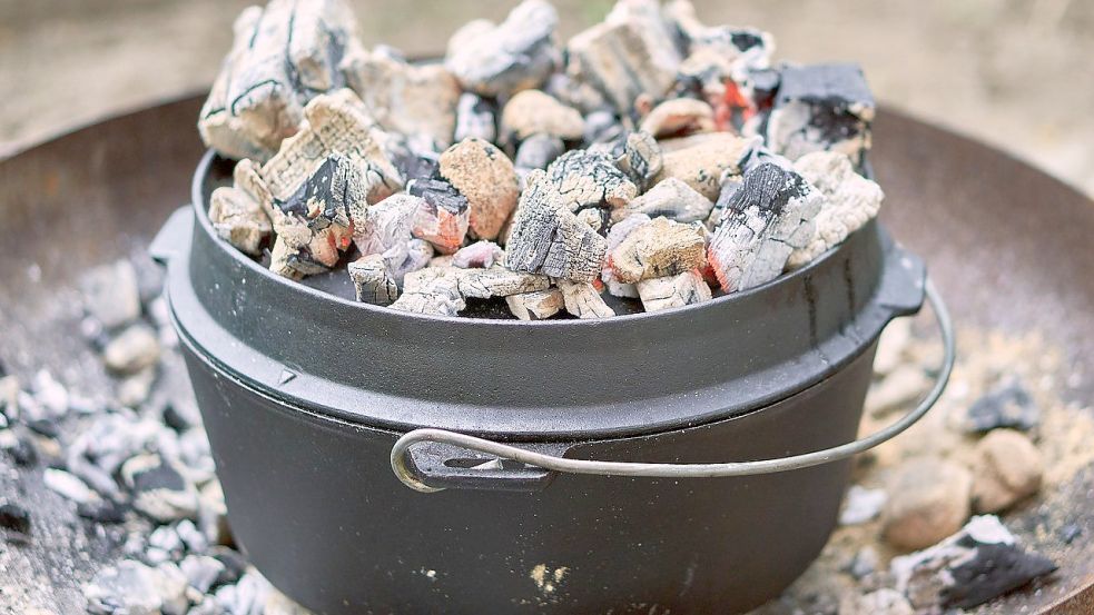 Ein mit Holzkohle befeuerter Dutch Oven. Foto: Pixabay