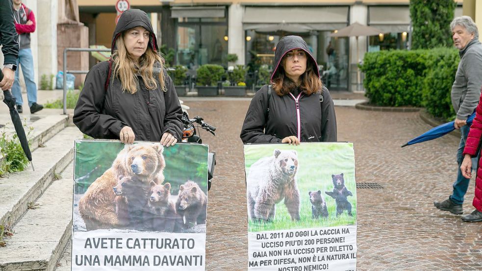 Umweltschützerinnen demonstrieren für die Befreiung der Bärin JJ4. Foto: Enrico Pretto/LaPresse via ZUMA Press/dpa