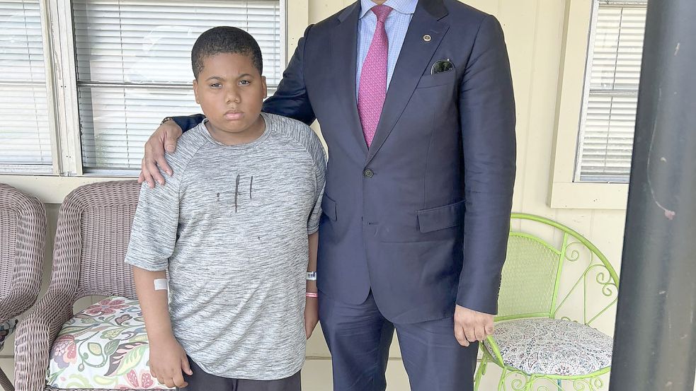 Aderrien Murry mit Familienanwalt Carlos Moore: Ein Polizist hat dem 11-Jährigen aus Mississippi in die Brust geschossen. Foto: AFP/Courtesy of Carlos Moore