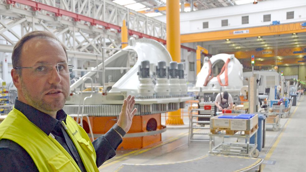 Frederik Ungereit erklärte die neuen Produktionsmethoden in einem Teil des Enercon-Kompetenzzentrums Mechatronik in Aurich. Foto: Aiko Recke