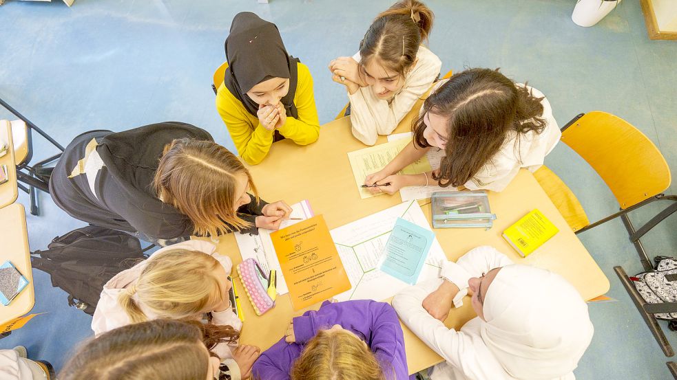 Ukrainische Schüler lernen zusammen die deutsche Sprache. Foto: DPA