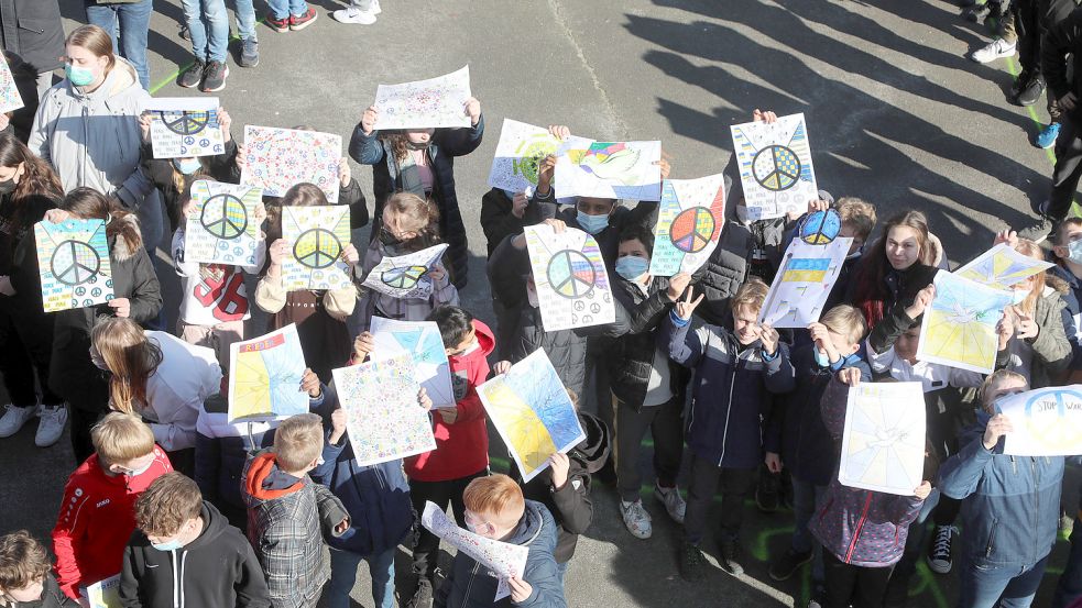 Anfang März 2022 beschäftigten sich die Realschüler einen Tag lang mit den Gründen und Folgen des Ukraine-Krieges. Mit Plakaten riefen sie auf dem Schulhof zum Frieden auf. Foto: Romuald Banik