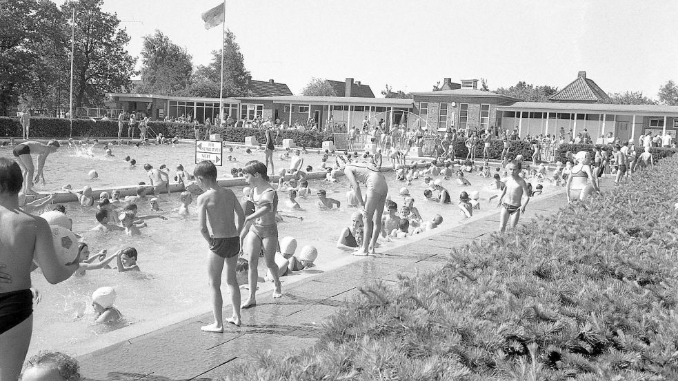 Diese Aufnahme aus dem Blücherbad stammt aus den 1970er Jahren. Für viele Auricher hat das Freibad immer noch Kultstatus. Foto: Archiv ON