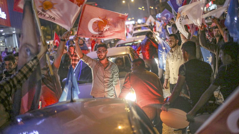 Anhänger des türkischen Präsidenten Erdogan feiern nach dem Ergebnis der Stichwahl. Foto: Hakan Akgun/Dia Images/AP/dpa