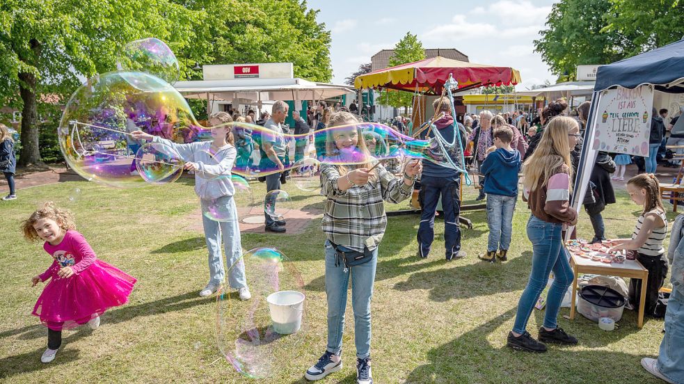 Riesige Seifenblasen konnten Kinder beim Leezdorfer Dorffest in den Himmel schicken. Foto: Folkert Bents