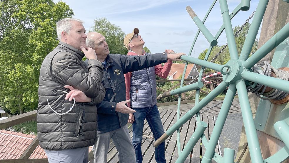 Jibbo Ross (Mitte) erklärt den Besuchern, was zu tun ist, wenn der Wind sich dreht. Foto: Andrea Henkelmann