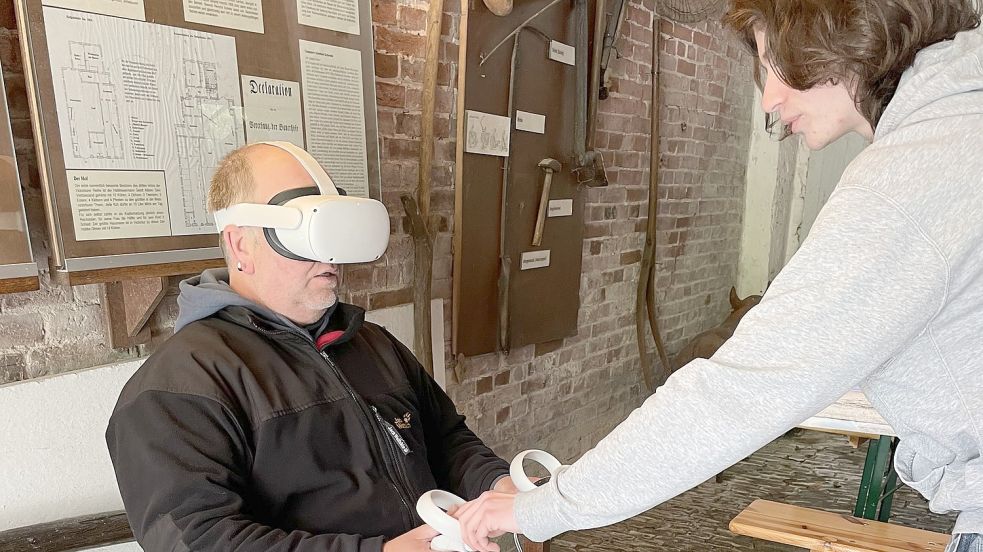 Leo Bordasch (rechts) erklärt Besucher Heiko Janssen, wie die VR-Brille funktioniert. Foto: Andrea Henkelmann