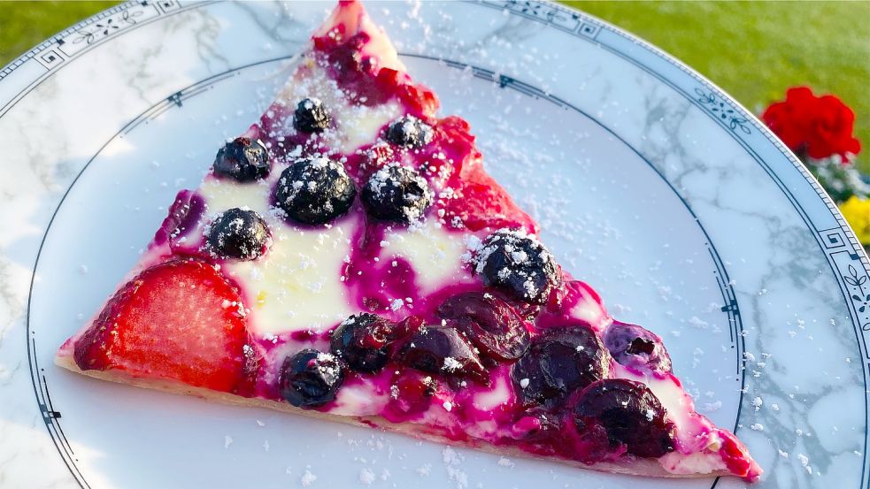 Ein kinderleichter Nachtisch vom Grill: Süßer Beeren-Flammkuchen. Foto: Holger Janssen