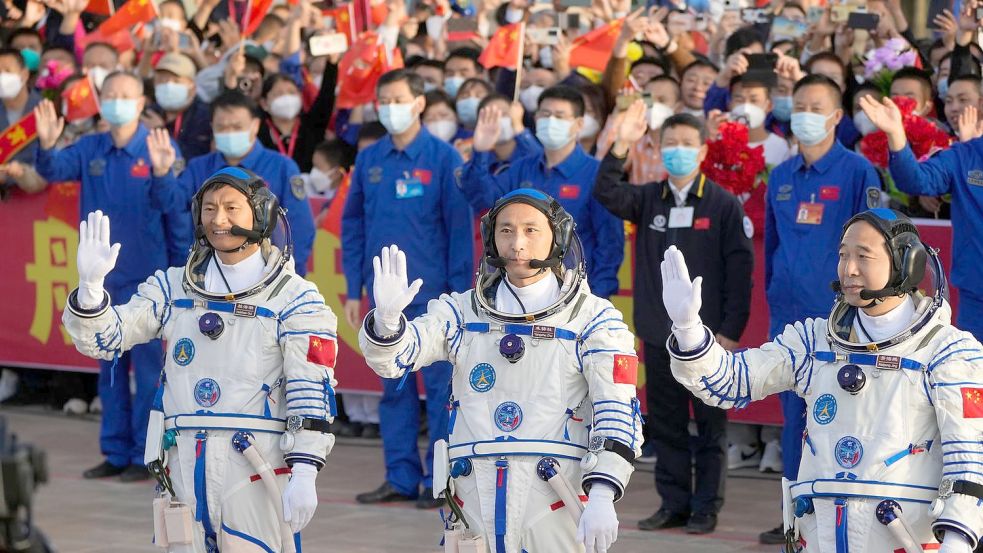 Gui Haichao (links) ist der erste Zivilist, der zur chinesischen Raumstation Tianjong geflogen ist. Begleitet wurde er von den Militärs Zhu Yangzhu und Jing Haipeng. Foto: Mark Schiefelbein/AP