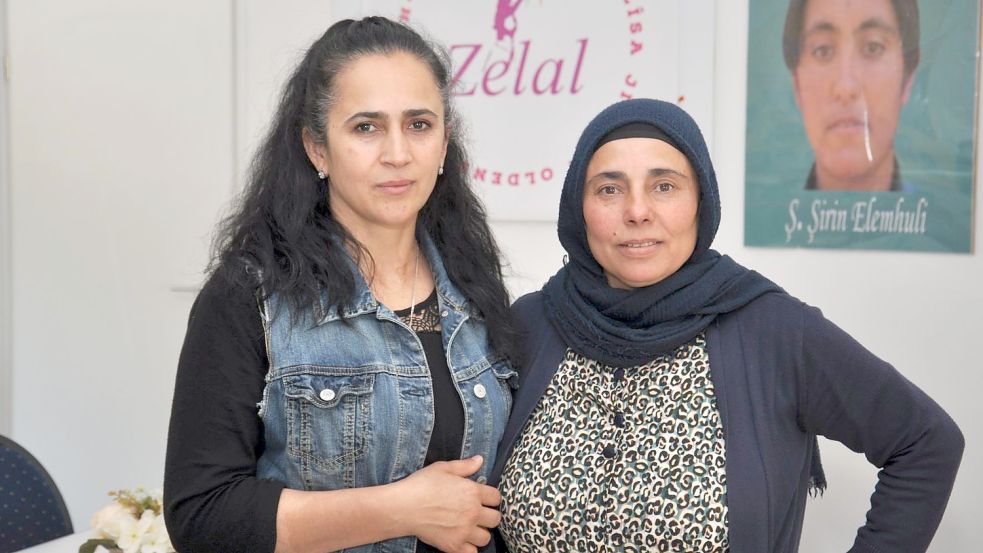 Fatma Saka (links) und Türkan Akin sind Mitglieder des Kurdischen Frauenrates Zelal in Aurich. Sie bedauern sehr, wie die Präsidentschaftswahl in der Türkei ausgegangen ist. Foto: Kim Hüsing