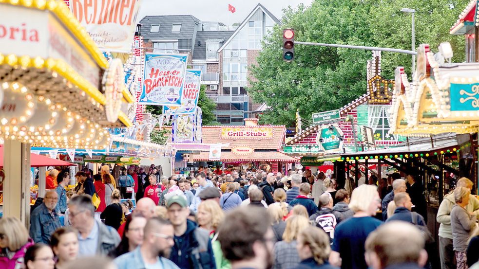 Mehr als 100.000 Besucher werden am Wochenende zu den 32. Matjestagen in der Emder Innenstadt erwartet. Foto: DPA