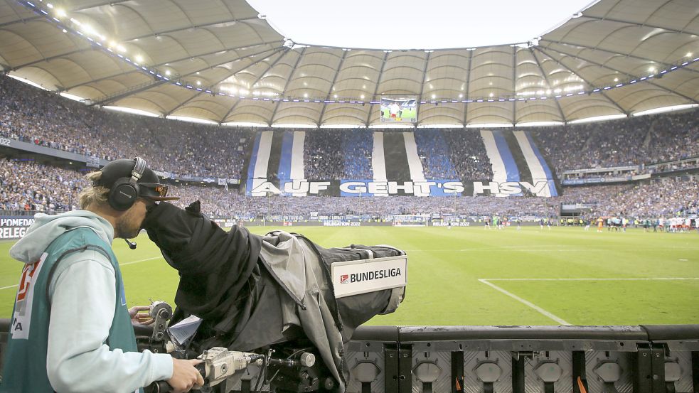 Choreo vor dem Anpfiff: Die HSV-Fans hatten sich für das Heimspiel in der Relegation 2022 gegen Hertha BSC etwas ausgedacht. Foto: Imago/Claus Bergmann