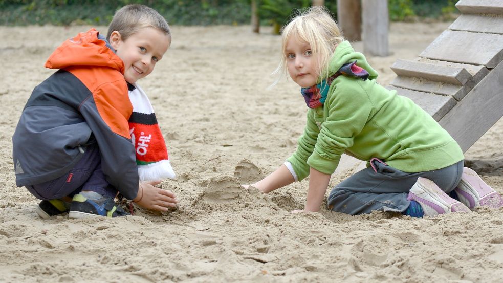 Zwei Kinder auf einem Spielplatz. Foto: Pixabay