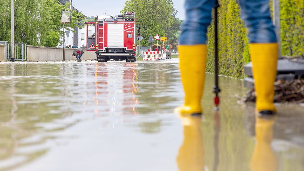 Starkregen bringt die Kanalisation oft zum Überlaufen, die großen Mengen Wasser können nicht abtransportiert werden. Dieses Bild entstand vor ein paar Tagen im hessischen Neu-Anspach. Foto: Eifert/dpa