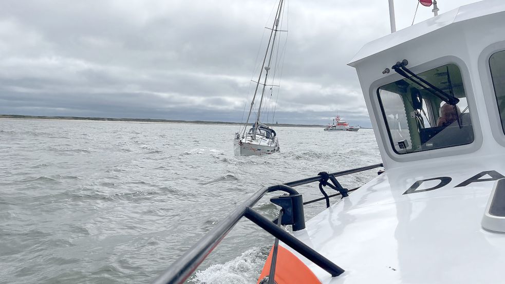 Die Besatzung einer Segelyacht brauchte am Dienstag Hilfe. Foto: Die Seenotretter – DGzRS