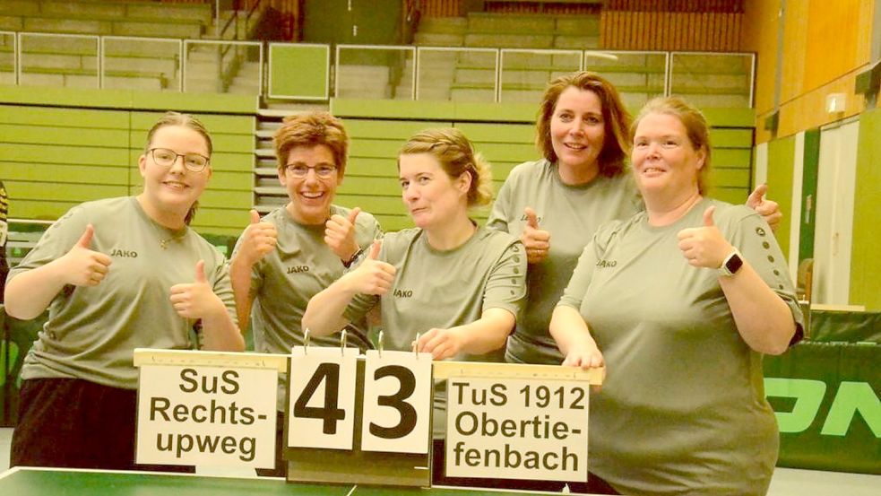 Lea-Sophie Ubben (von links), Sonja Petermann, Rika Nannen, Silke Dreier und Petra Schröder sind überglücklich über den Turnierverlauf. Foto: privat