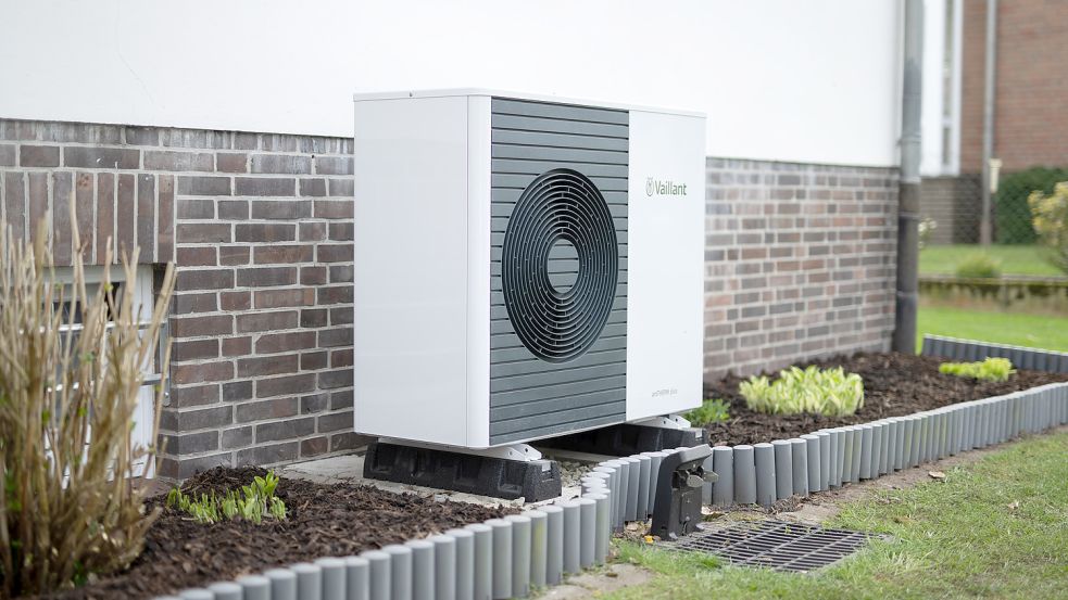 Eine Wärmepumpe an einem Einfamilienhaus. Künftig sollen die Gerätschaften das Heizen klimafreundlich machen. Foto: picture alliance/dpaBei