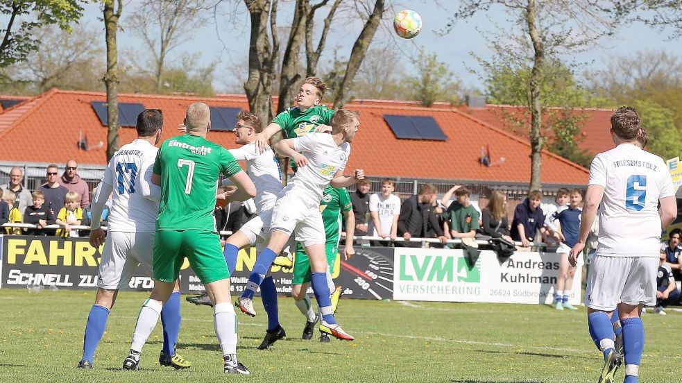 Die Bilanz der beiden Titelaspiranten in der Ostfrieslandklasse A Riepe und Ihlow ist ausgeglichen. Im Hinspiel setzte sich Ihlow 2:1 in Riepe durch. Das Rückspiel entschied Riepe 3:2 für sich. Am letzten Spieltag winkt ein brisantes Fernduell. Fotos: Wilfried Gronewold