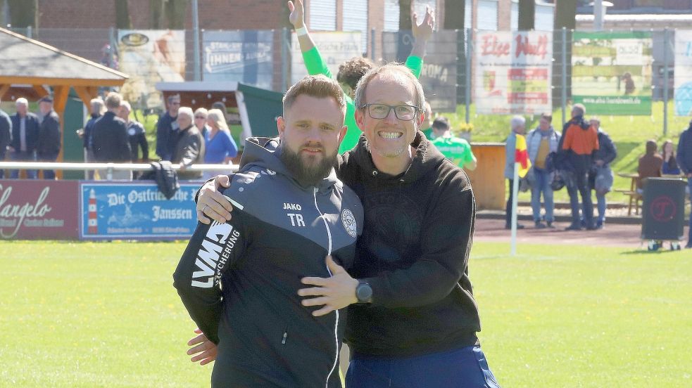 Der Ihlower Trainer Holger Stöter (links) und sein Mitstreiter aus Riepe Alwin Tierok-Heddinga wollen beide die Saison mit dem Titelgewinn abschließen, aber nur einer von beiden darf die Hand an die „Schale“ legen.