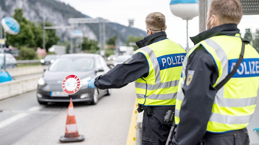 Grenzkontrolle in Bayern. Hier wird bereits seit Jahren der Autoverkehr aus Österreich kommend an einigen Grenzübergängen ausgebremst, um mögliche illegal einreisende Migranten zu identifizieren. Foto: dpa/Matthias Balk