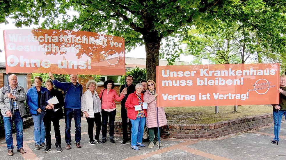 Vor der Norder Ratssitzung gab es am Mittwochnachmittag Protest von Bürgern. Foto: Rebecca Kresse