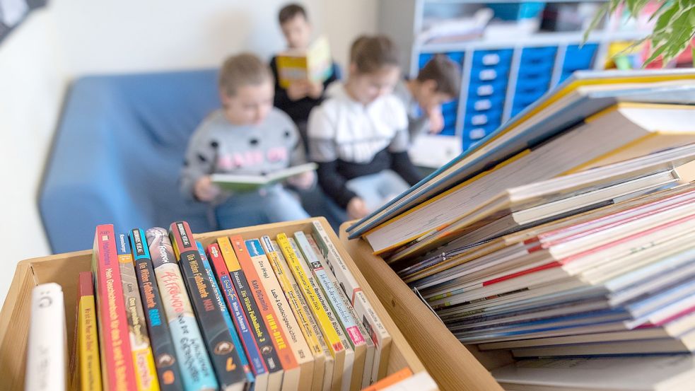 Kinder lesen in einer Grundschule. Einige haben jedoch erhöhten Förderbedarf, wie Auricher Schulleiter berichten. Foto: DPA