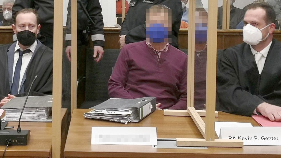 Christian Rademacher-Jelten, hier beim Prozessauftakt zwischen seinen Anwälten Dr. Stephan Weinert (links) und Kevin Genter, durfte nach der Urteilsverkündung vorerst wieder nach Hause. Foto: Karin Böhmer